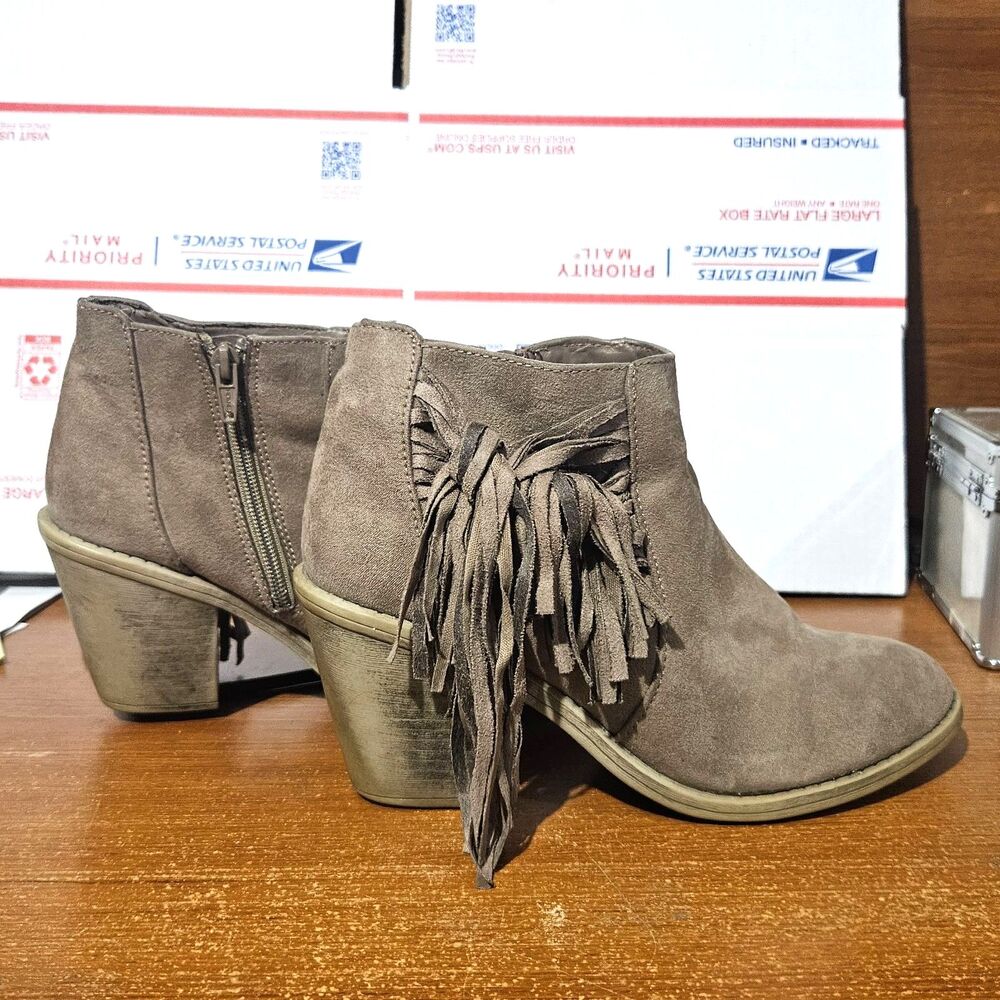 Faded Glory Gray/Brown Zip Up Booties w/Fringe Size 9 Great Condition